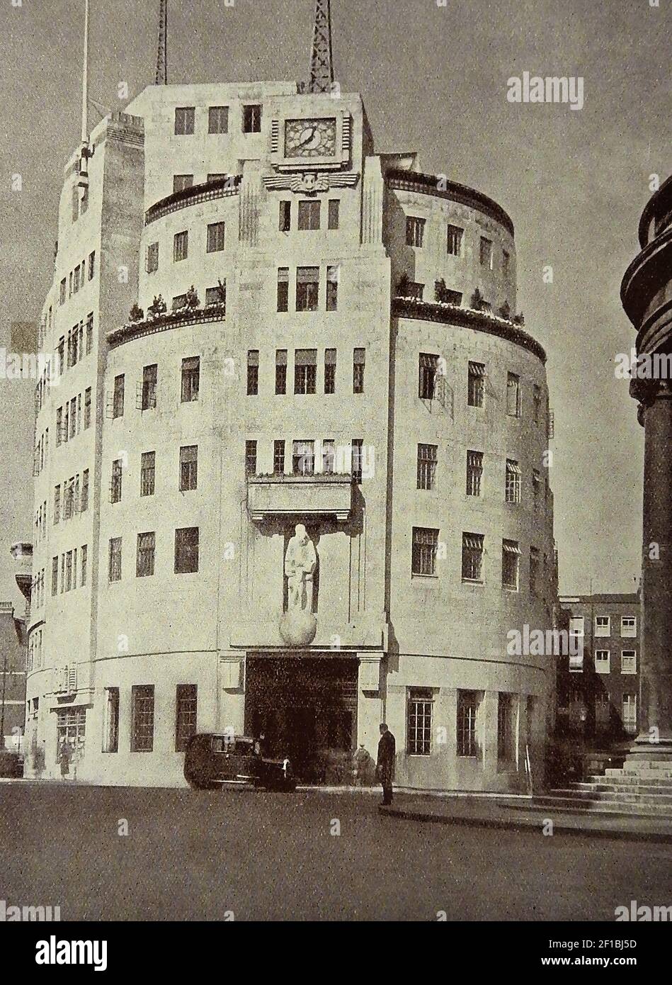 BBC 1940er Jahre - Ein altes Foto aus dem Jahr 1940 von BBC's Broadcasting House, London mit einem alten Londoner Taxi vor der Tür. Das Broadcasting House war das erste zweckmäßig gebaute Rundfunkzentrum in Großbritannien. 1939 nach einem Entwurf von G Val Myer erbaut, wurde es während des Zweiten Weltkriegs zweimal bombardiert, aber sofort restauriert. Stockfoto