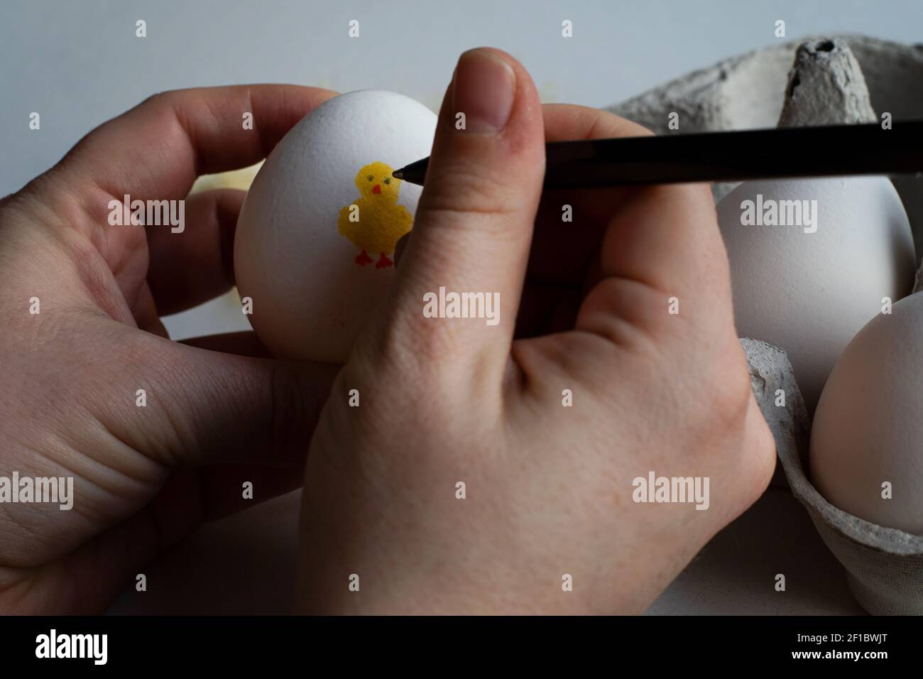 Person, die ein Ei für die Osterferien schmückt. Foto aufgenommen in Schweden. Stockfoto