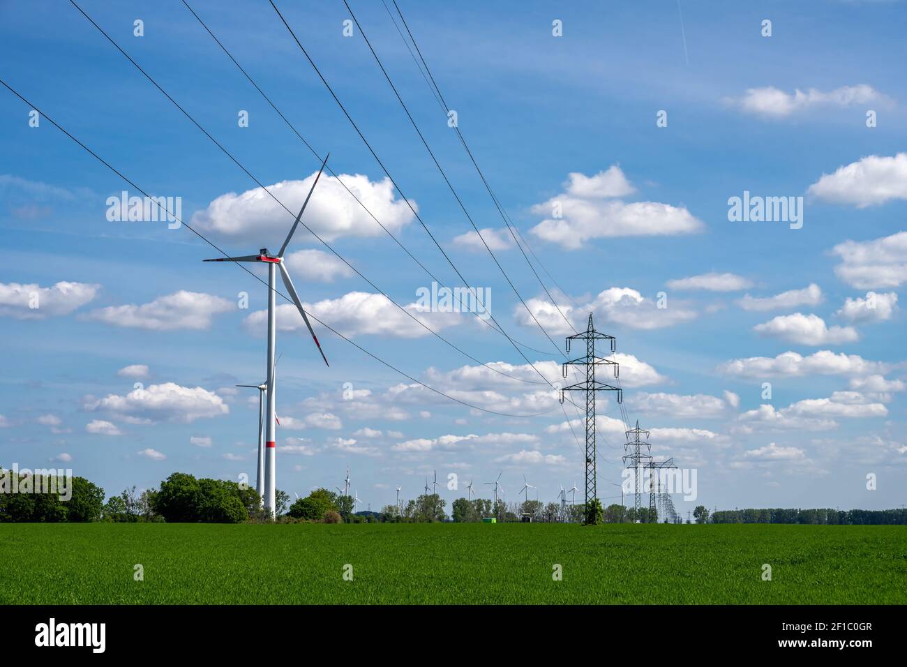Freileitungen und Windkraftanlagen in Deutschland Stockfoto