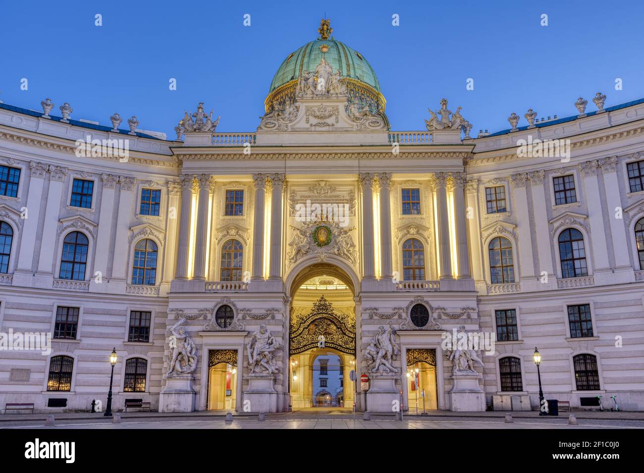 Die berühmte Hofburg in Wien bei Nacht Stockfoto