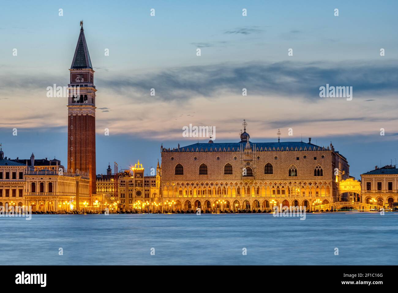 Blick auf den Markusplatz in Venedig nach Sonnenuntergang mit Der berühmte Campanile und der Dogenpalast Stockfoto