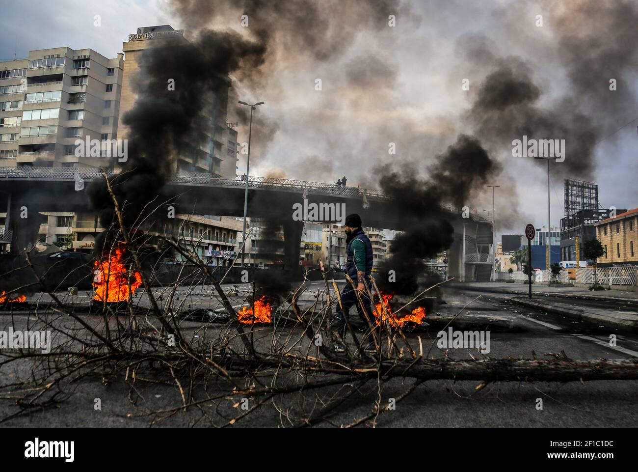 Beirut, Libanon. März 2021, 08th. Brennende Reifen und andere Gegenstände blockieren eine Autobahn während eines Protestes gegen die sich verschärfende Wirtschaftskrise des Landes. Quelle: Marwan Naamani/dpa/Alamy Live News Stockfoto