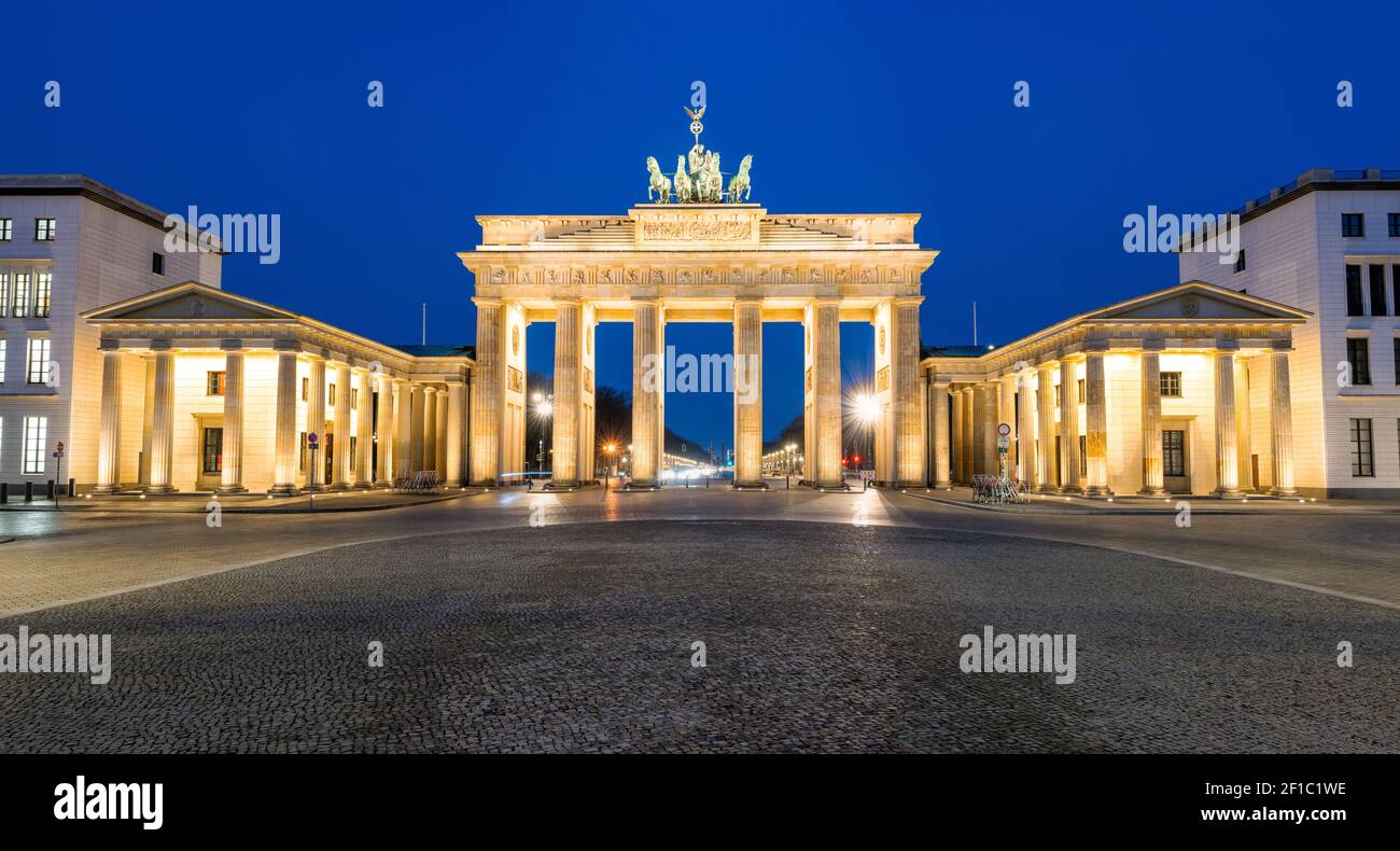 Panorama des beleuchteten Brandenburger Tors in Berlin bei Nacht Stockfoto