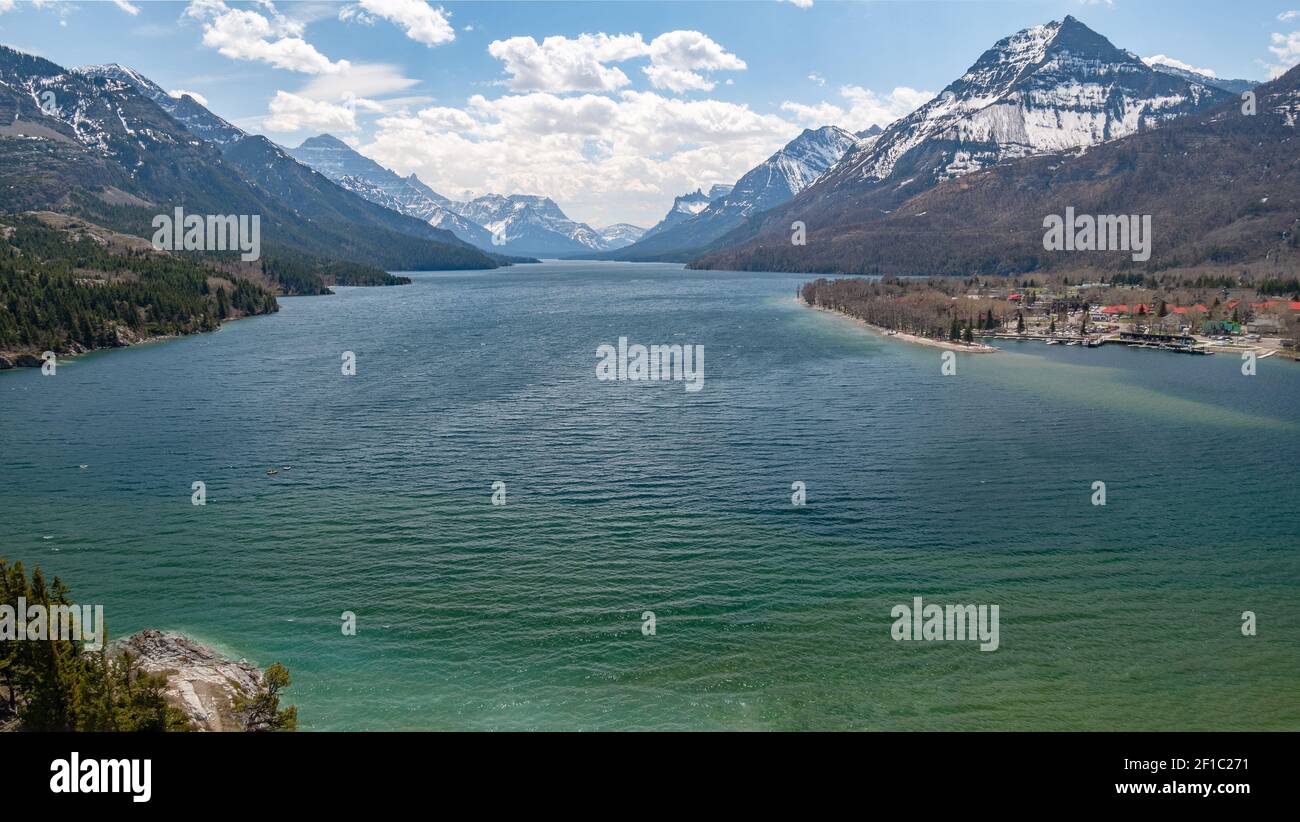 Alpine See umgeben von Bergen, aufgenommen im Waterton National Park, Alberta, Kanada Stockfoto