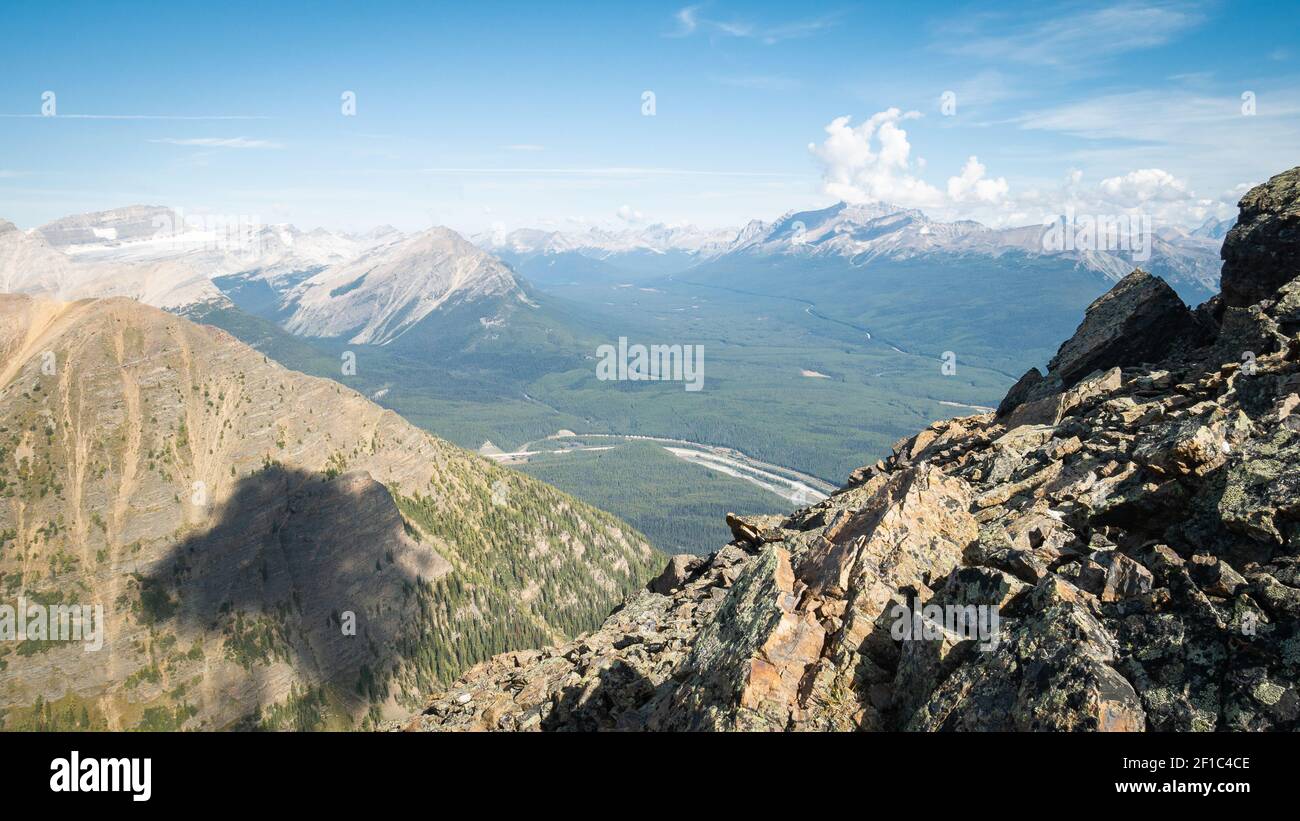 Bergketten und Talblick, aufgenommen am Mount St. Piran Gipfel, Banff National Park, Alberta, Kanada Stockfoto