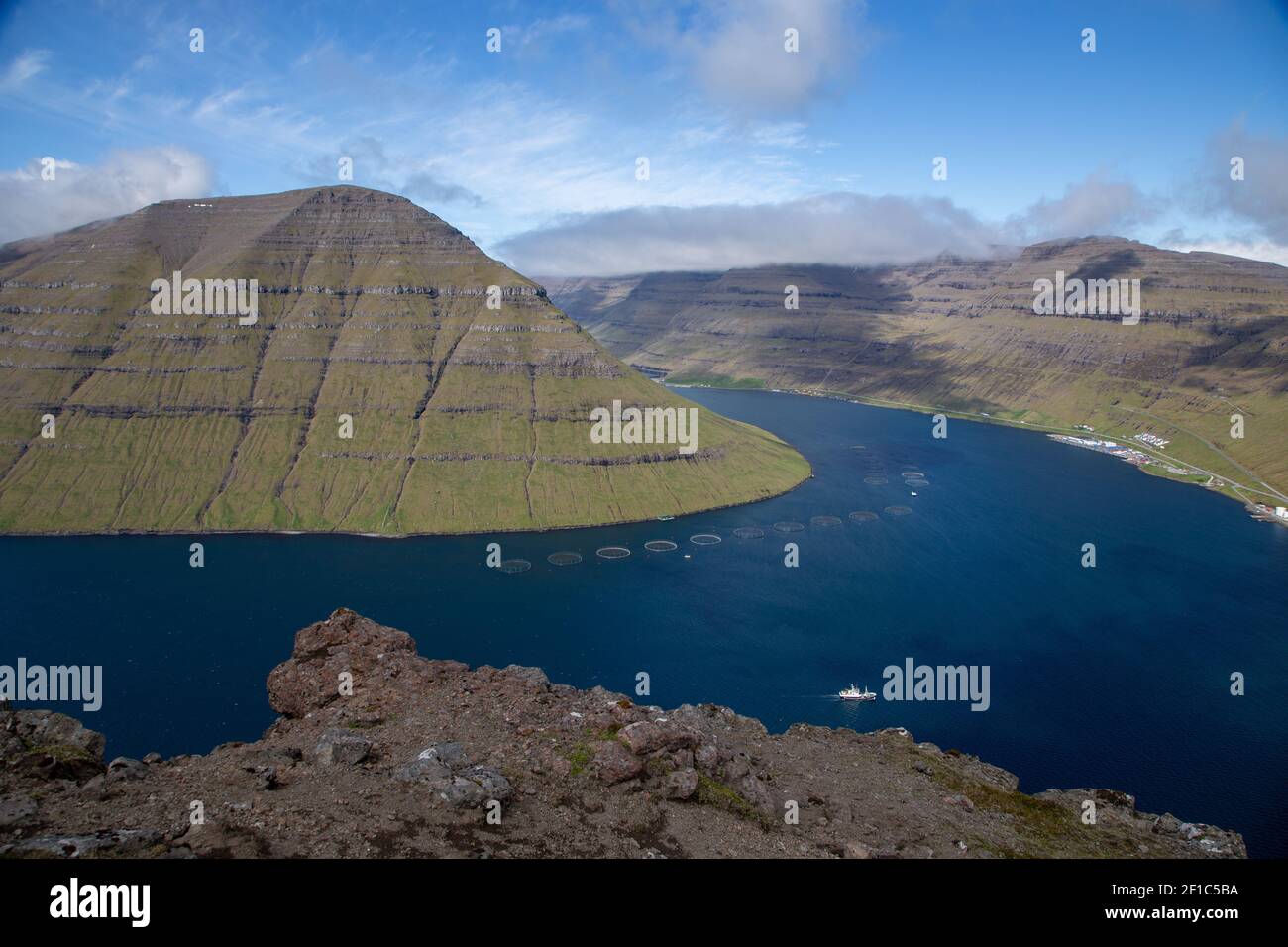 Färöer Inseln und Blick auf die Lachsfarmen in Das Meer Stockfoto