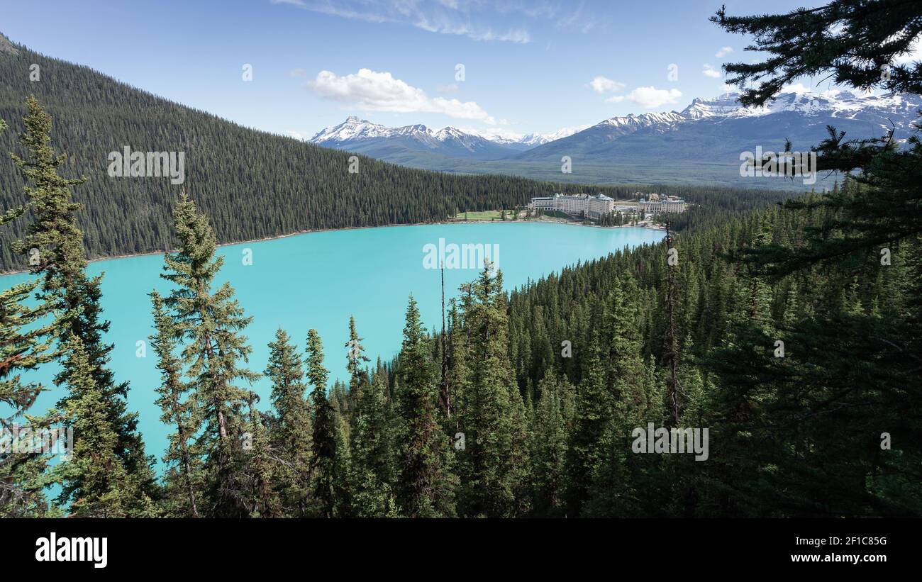 Wunderbarer alpiner Aussichtspunkt mit türkisfarbenem Gletschersee und schlossähnem Hotel am Ufer, aufgenommen am Lake Louise, Banff National Park, Kanada Stockfoto