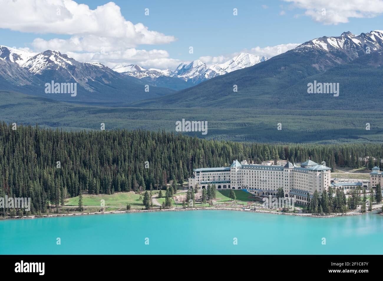 Wunderbares Bergpanorama mit türkisfarbenem Gletschersee und einem schlossähnlichen Hotel am Ufer, aufgenommen am Lake Louise, Banff National Park, Kanada Stockfoto