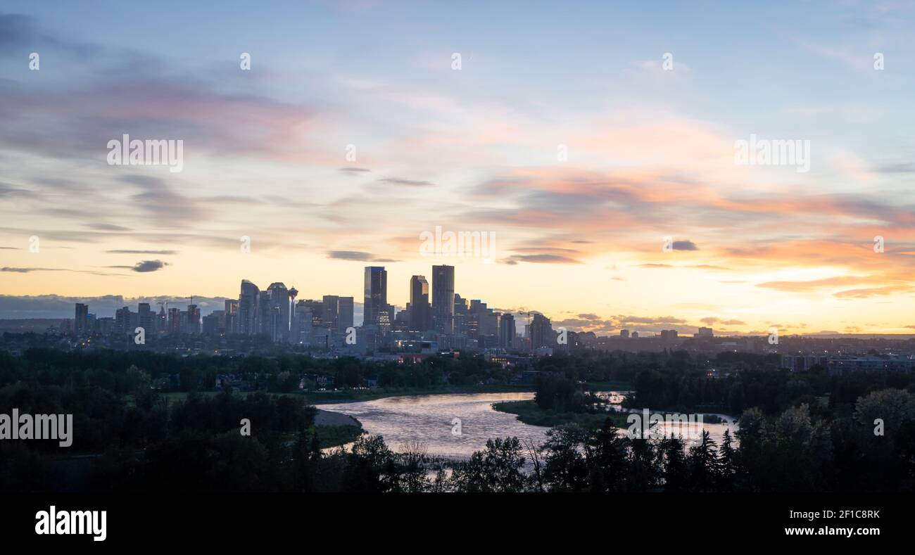 Farbenfrohe Sonnenuntergänge mit der Skyline der nordamerikanischen Innenstadt, aufgenommen in Calgary, Alberta, Kanada Stockfoto