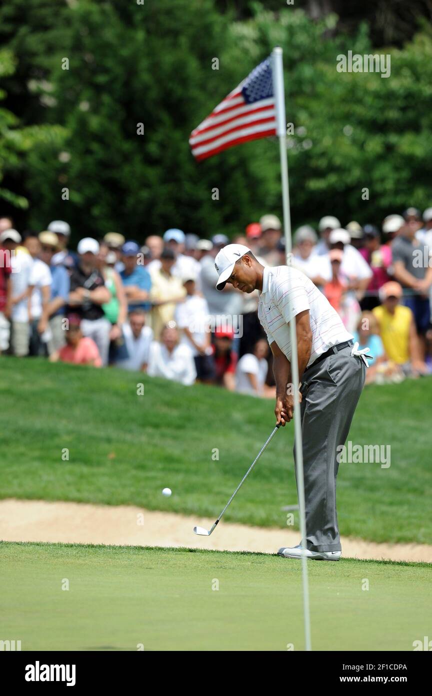 Tiger Woods Chips aus dem Rough auf dem zweiten Loch während der dritten Runde des AT&T National Golf Turnier 2009 im Congressional Country Club in Bethesda, Maryland, Samstag, 4. Juli 2009. (Foto von James lang/MCT/Sipa USA) Stockfoto