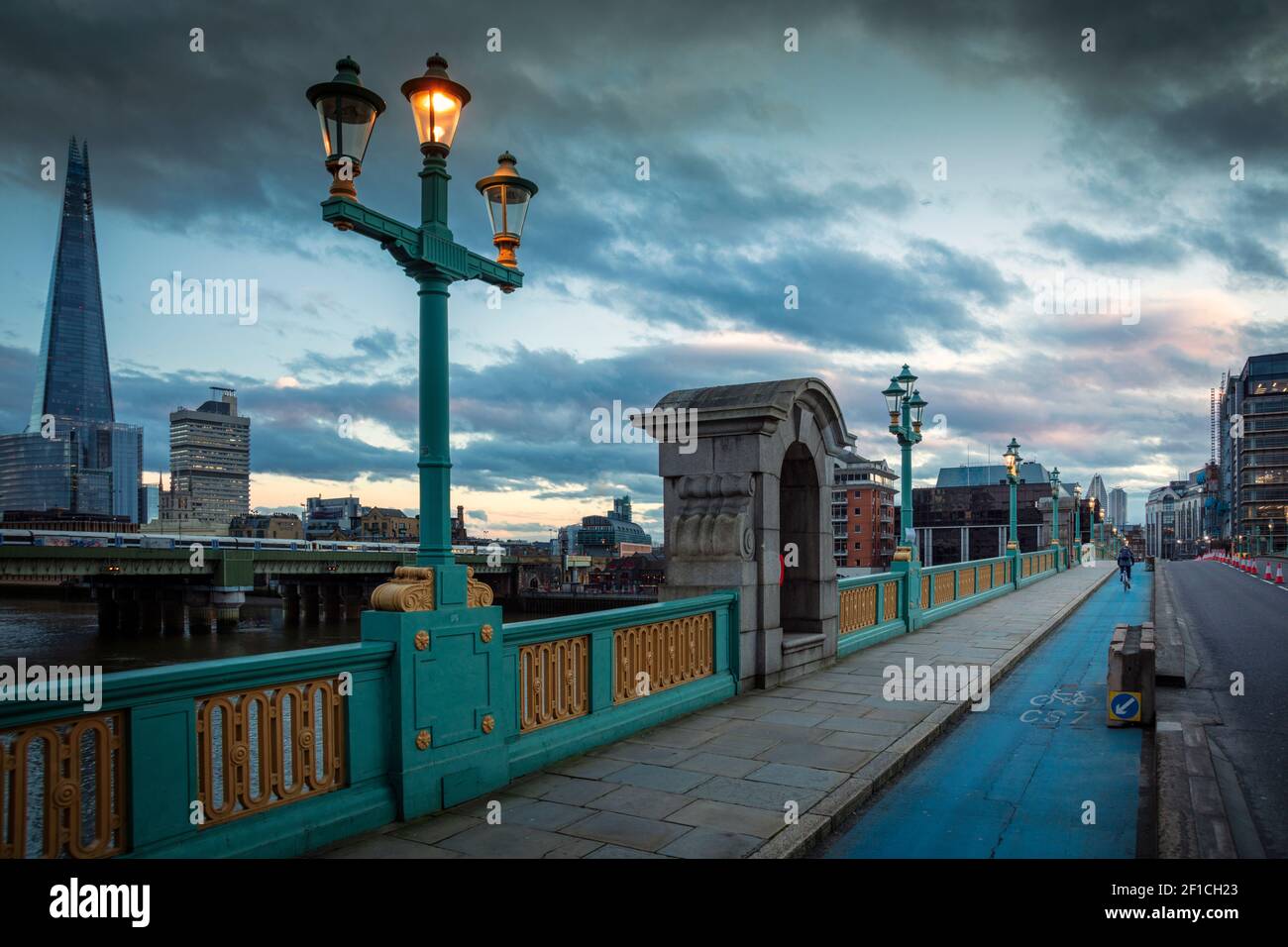 Southwark Bridge: 2020-installierte, getrennte Fahrradstraße, Southwark Bridge Road, Fußgängerweg & 1920s Straßenlampen im Stil von Kunst und Kunsthandwerk, London Stockfoto