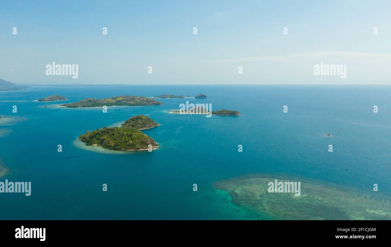 Inseln mit Sandstränden und azurblauem Wasser. Lambang Island, Buguias