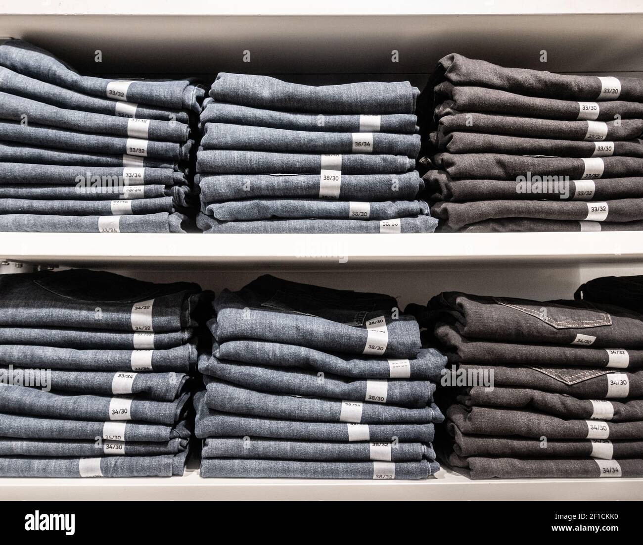 Denim Jeans Display im Bekleidungsgeschäft. Stockfoto