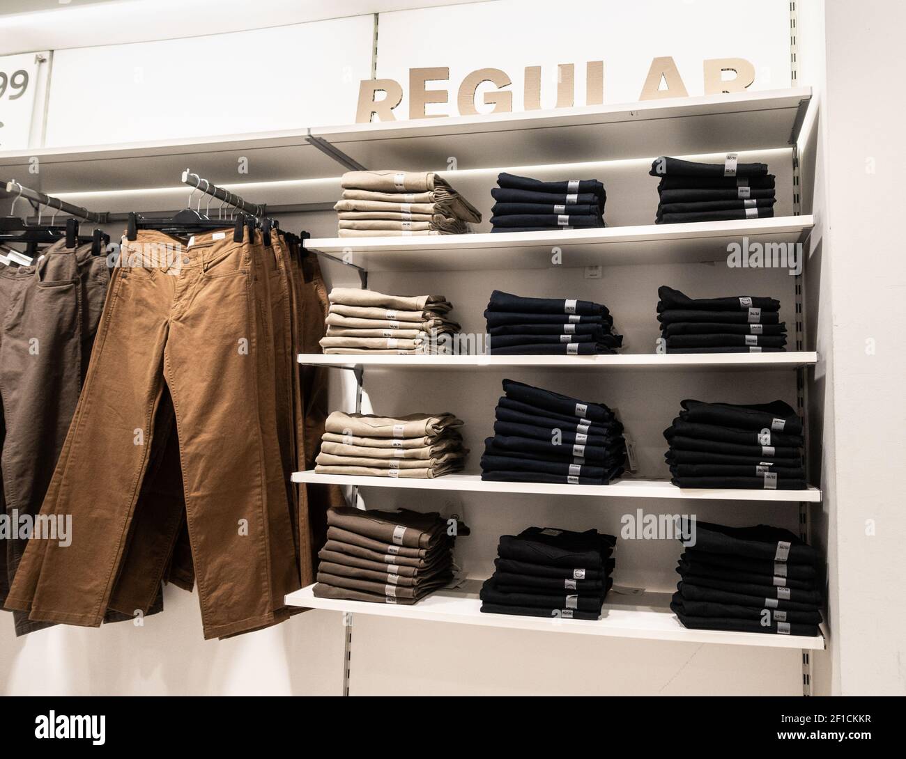 Regular fit Jeans Display im Bekleidungsgeschäft. Stockfoto