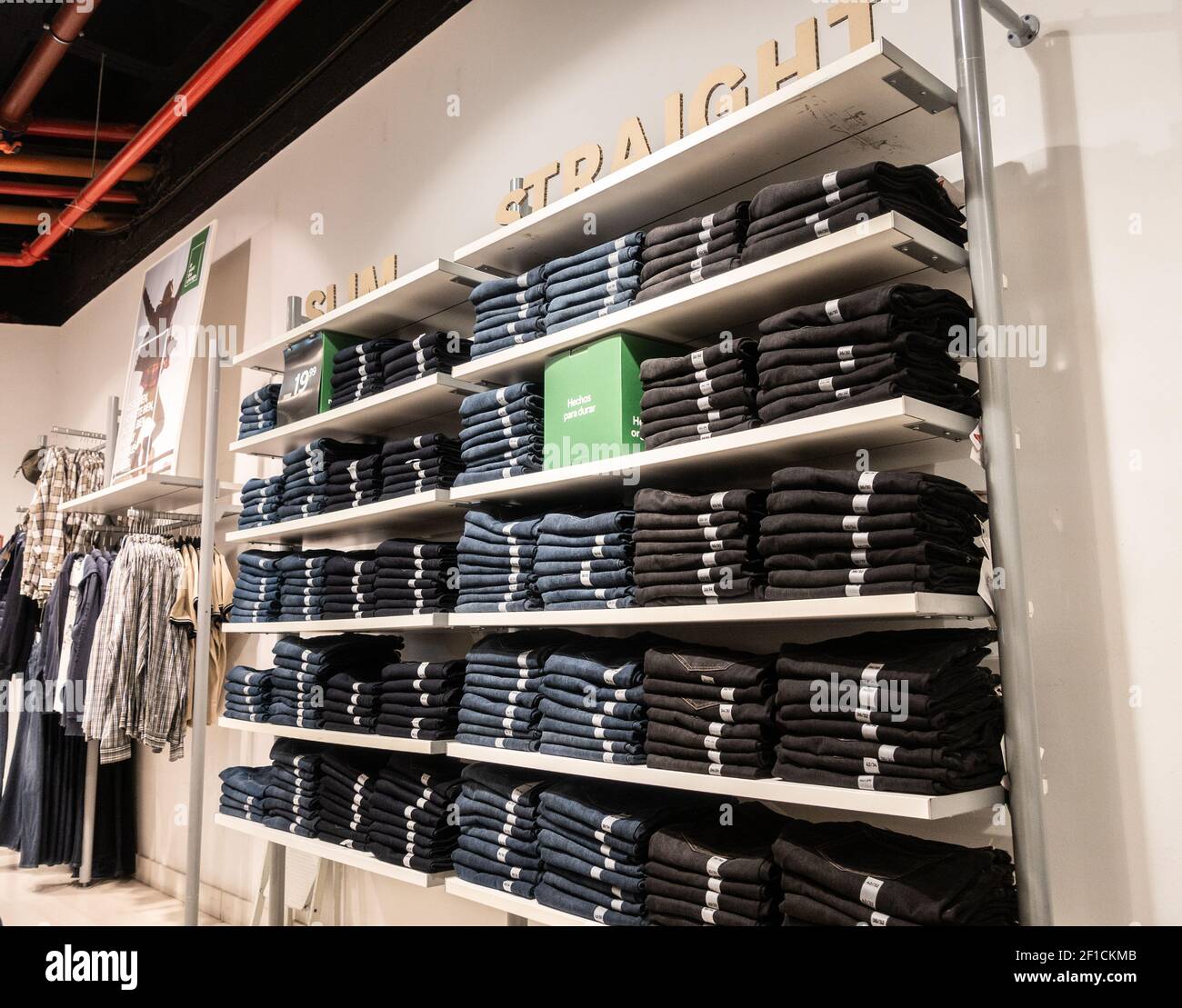 Denim Jeans Display im Bekleidungsgeschäft. Stockfoto