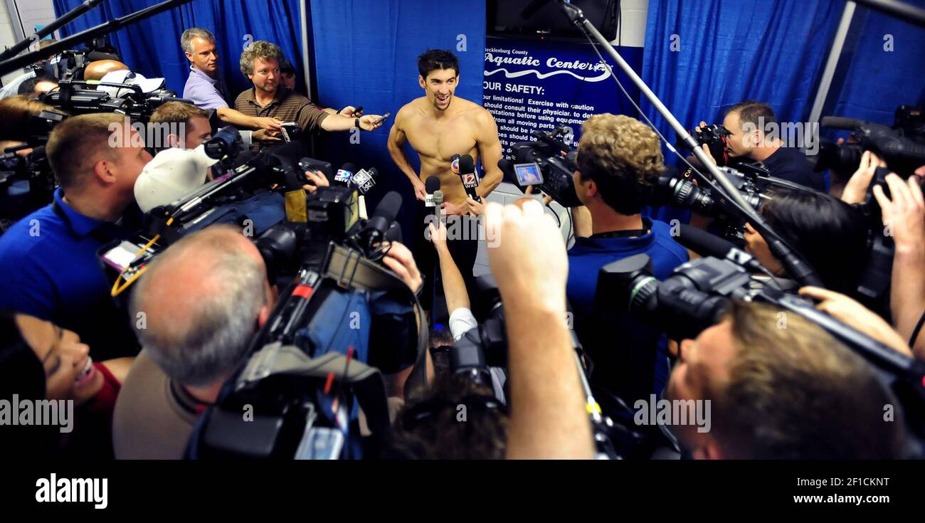 Die Medien umgeben Michael Phelps nach seinem Auftritt bei den Men's 200 Freestyle und Men's 100 Butterfly Events während der Charlotte Ultraschwim 2009 im Mecklenburg County Aquatic Center in Charlotte, North Carolina, Freitag, 15. Mai 2009. (Foto von Jeff Siner/Charlotte Observer/MCT/Sipa USA) Stockfoto