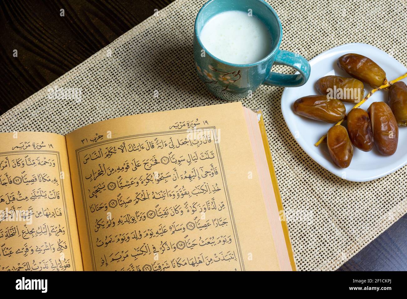 Draufsicht auf den Heiligen Koran und algerische Datteln mit einem ...