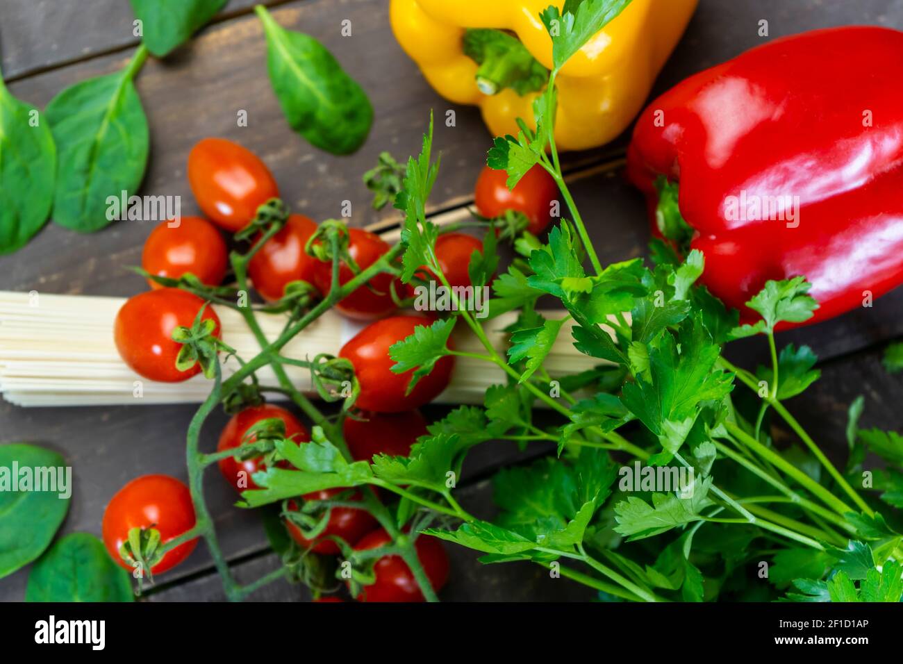 Draufsicht buntes grünes Bio-Gemüse mit Spaghetti Pasta auf Holztisch. Stockfoto