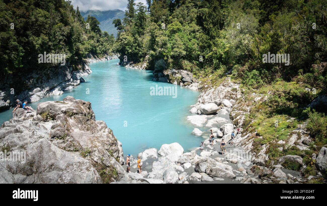 Flussschlucht mit türkisfarbenem Wasser, aufgenommen in der Hokitika-Schlucht, Westküste, Neuseeland Stockfoto