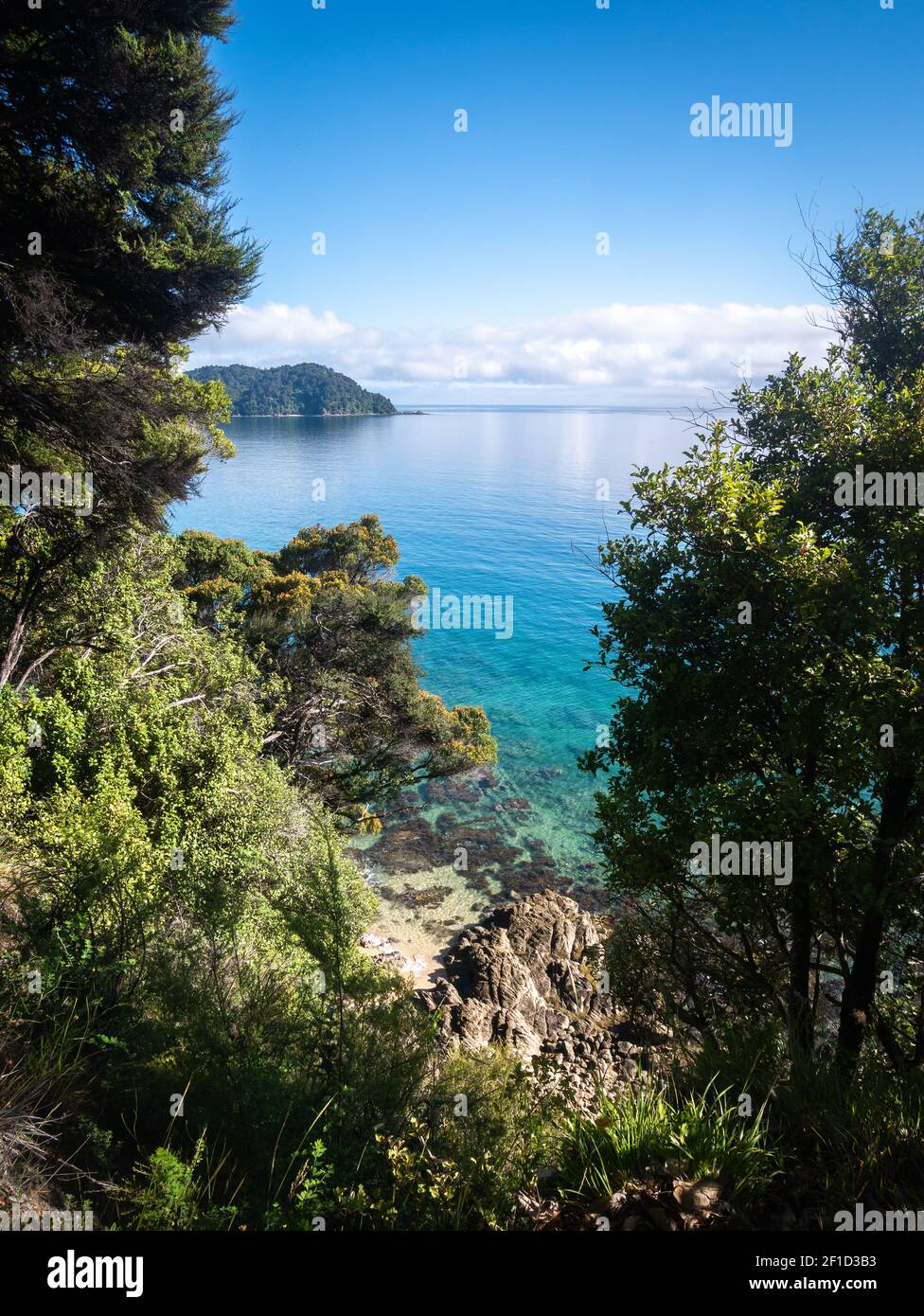 Exotische Küstenlandschaft mit azurblauem Meereswasser, aufgenommen im Abel Tasman National Park, Neuseeland Stockfoto