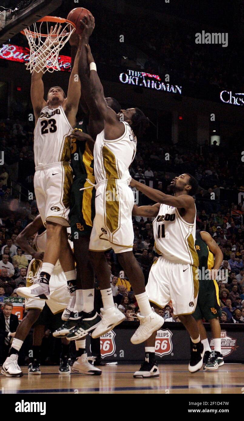 Missouri-Stürmer Justin Safford (23) und der Stürmer DeMarre Carroll (1) kollabierten um Baylor Center Mamadou Diene (15), als er für den Korb in der Big 12 Männer Basketballturnier in Oklahoma City, Oklahoma, Samstag, 14. März 2009 fuhr. Missouri besiegte Baylor 73-60. (Foto von Shane Keyser/Kansas City Star/MCT/Sipa USA) Stockfoto