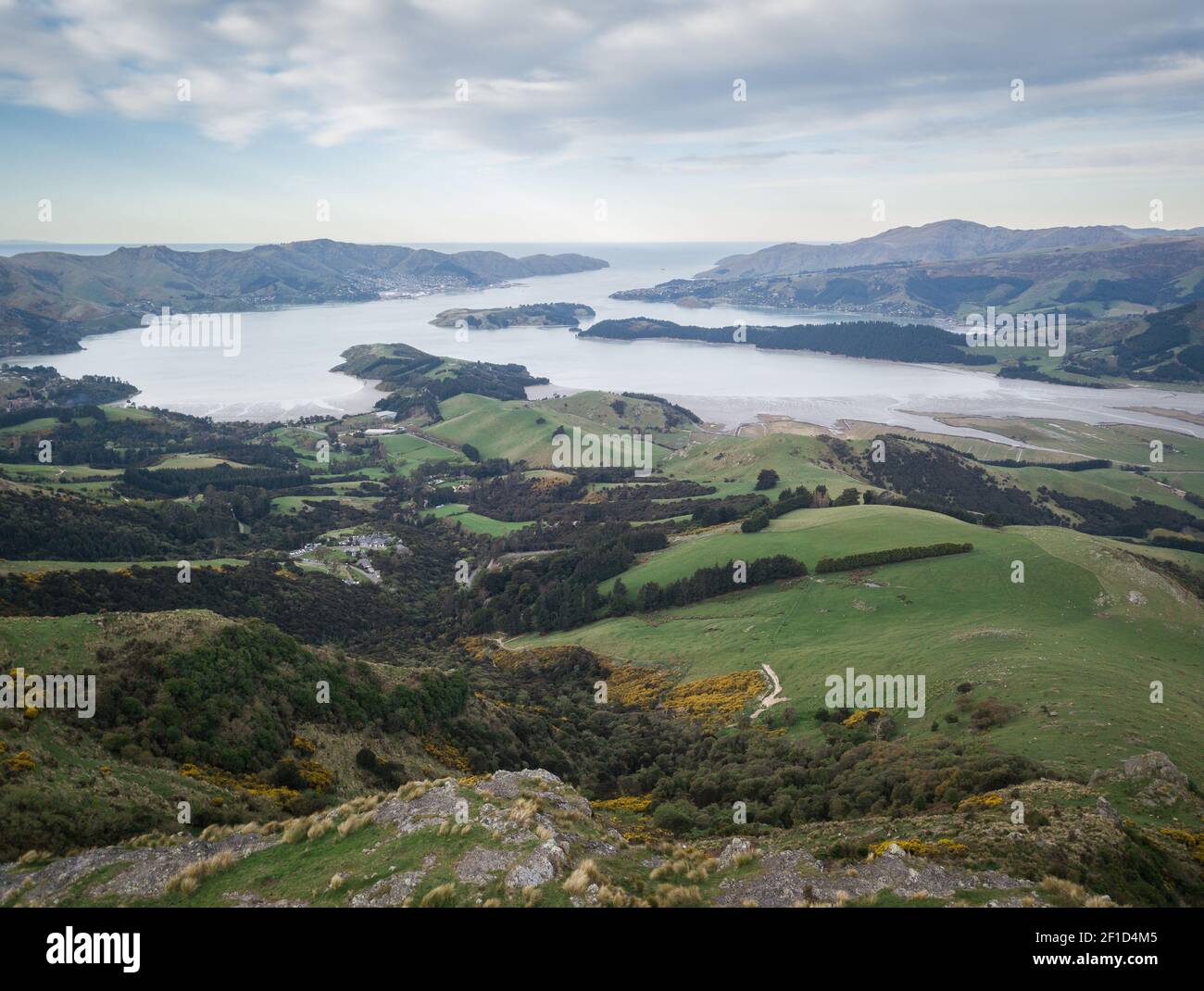 Luftaufnahme auf Bucht umgeben von grünen Hügeln, Aufnahme in Port Hills Gegend um Christchurch, Südinsel von Neuseeland Stockfoto