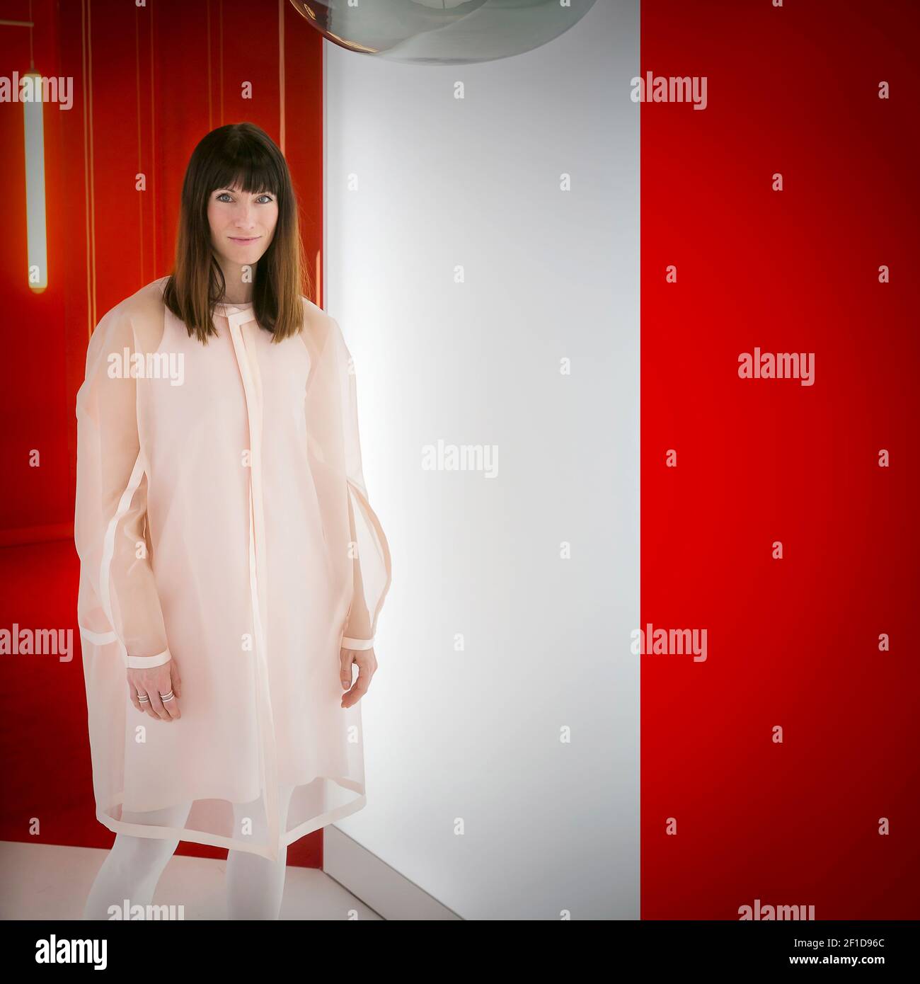 Designerin Lucie Koldova. Die tschechische Designerin Lucie Koldova ist vor allem für ihre Entwürfe von mundgeblasenen Glaslampen bekannt Stockfoto