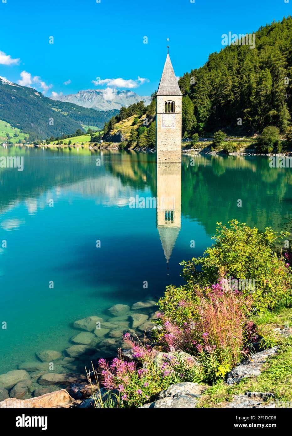 Untergetauchte Glockenturm von Curon am Reschensee in Südtirol, Italien Stockfoto