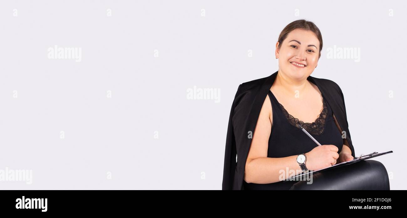 Banner, Langformat. Nahaufnahme Foto schöne Geschäftsfrau, beste Chef Schreiben Marken Tagebuch Notebook sitzt in der Nähe Bürostuhl tragen formelle Kleidung auf Stockfoto