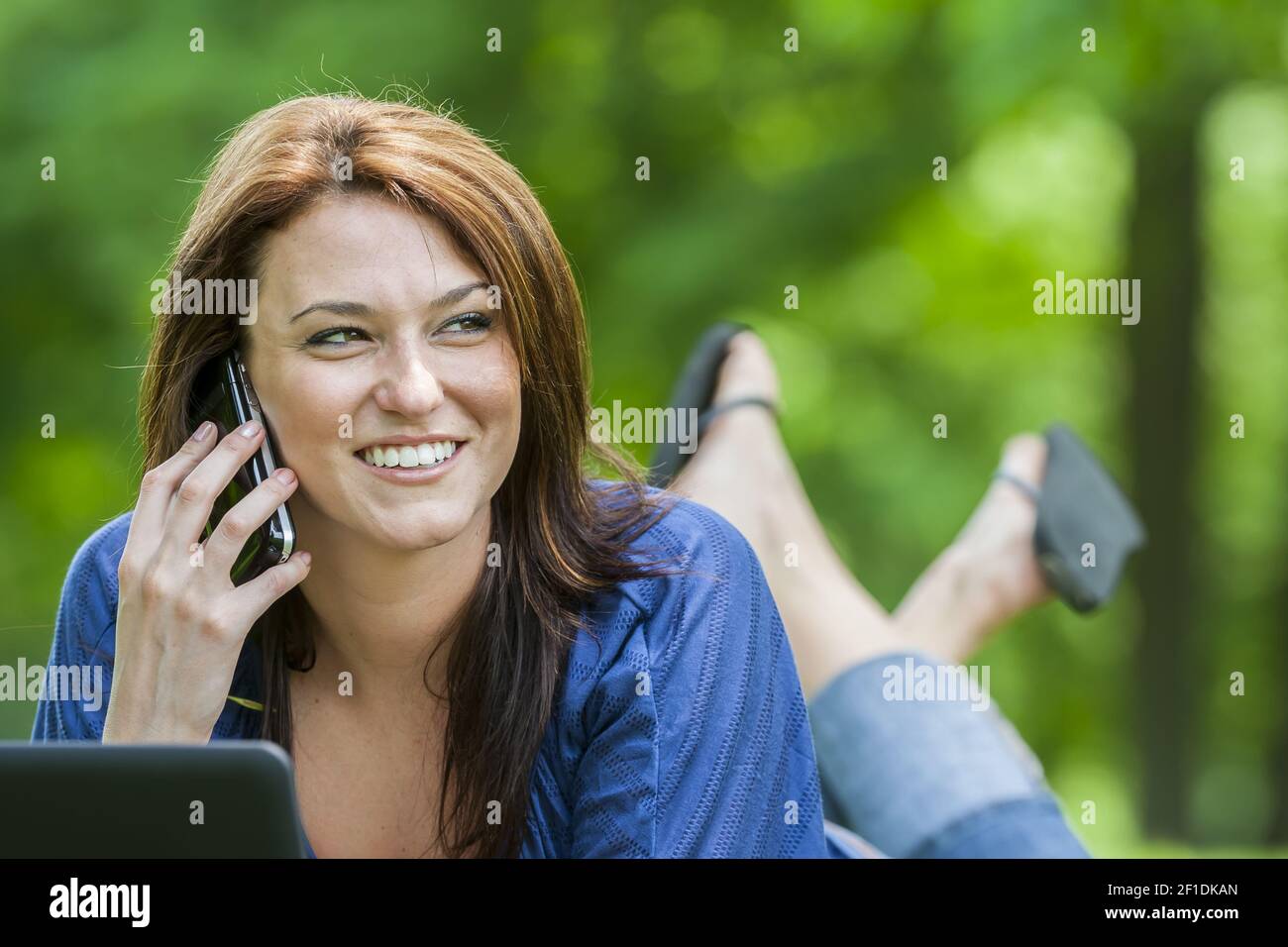 Ziemlich Brünette Modell Auf Computer Stockfoto