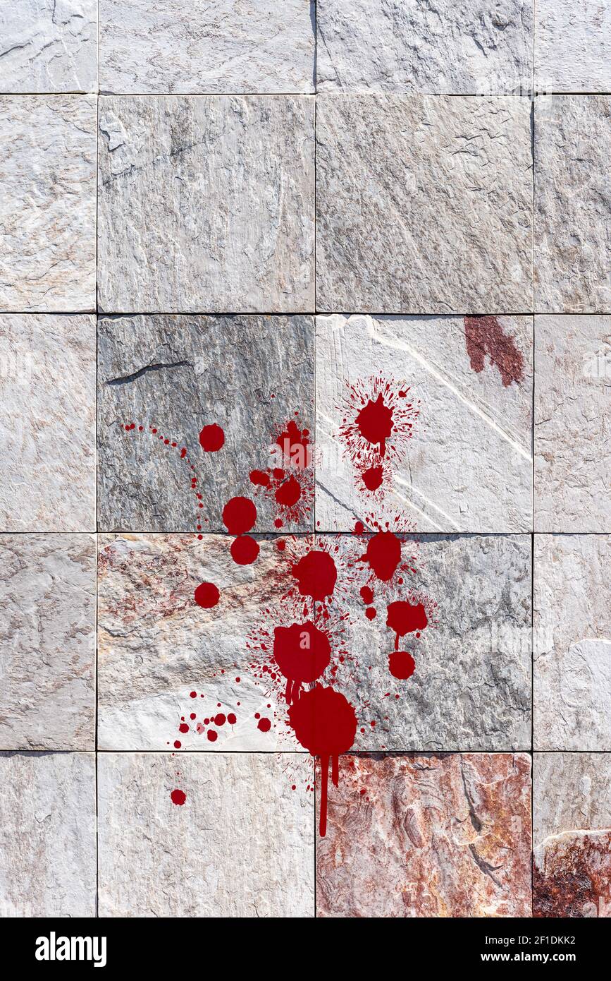 Rote Blutspritzer auf Steinwand. Horror und Verbrechen Hintergrund Konzept Stockfoto