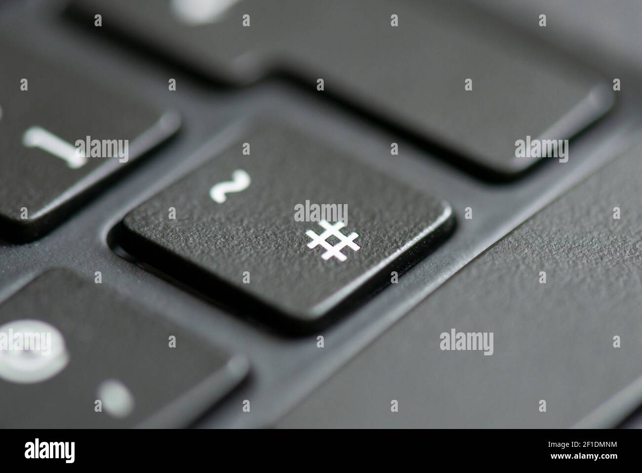 Die Raute- und Tilde-Taste auf einer Laptop-Tastatur Stockfotografie - Alamy