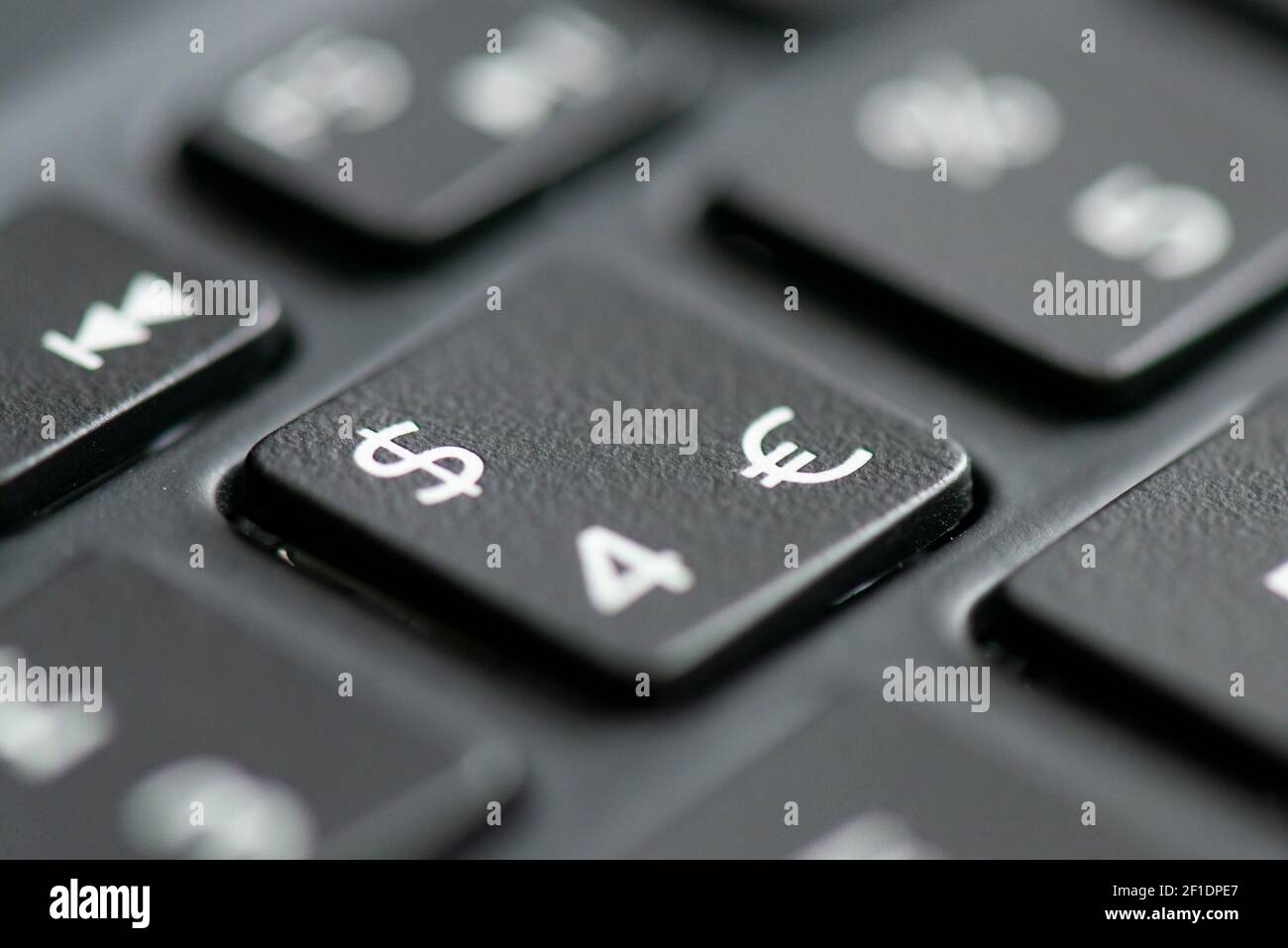 Nummer 4, Dollar und Euro-Taste auf einer Laptop-Tastatur Stockfoto