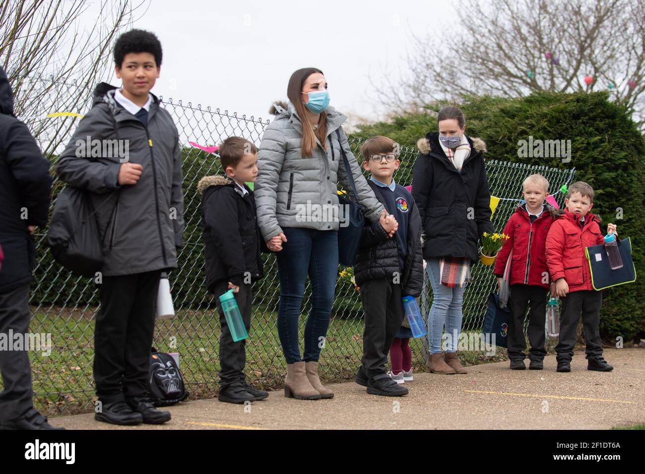 Rianne Mills mit ihren Söhnen Freddie und Henry, Und Victoria Proctor mit ihren Söhnen James und Reuben (rechts) vor der Thomas Bullock Church of England Primary Academy in Shipdham in Norfolk, als Schüler in England zum ersten Mal nach zwei Monaten im Rahmen der ersten Stufe der Lockerung zur Schule zurückkehren. Bilddatum: Montag, 8. März 2021. Stockfoto