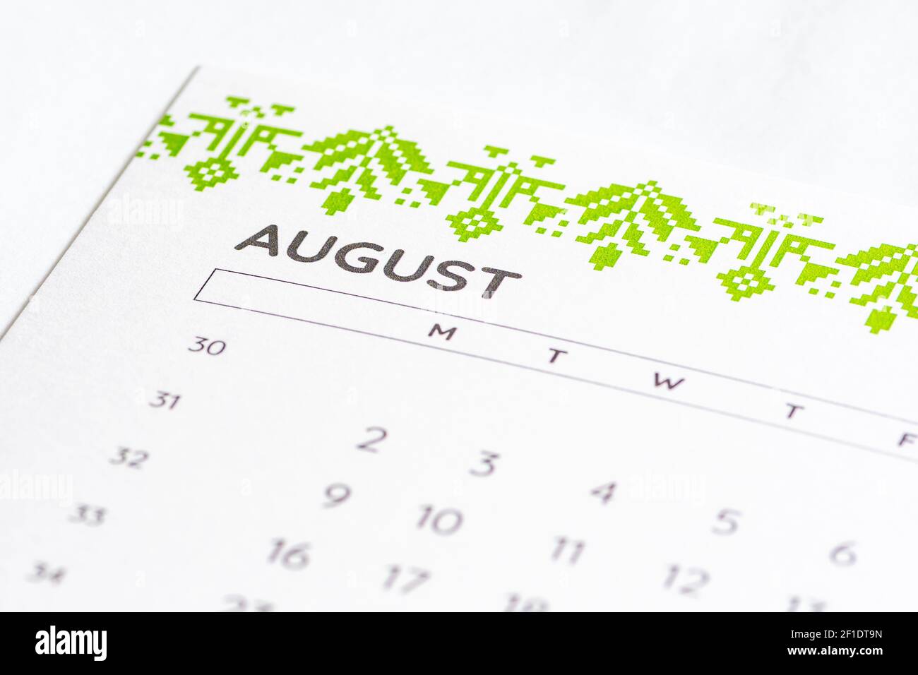 Monat August 2020 auf dem Kalender auf einem weißen Tisch mit Tagen, Nahaufnahme Stockfoto