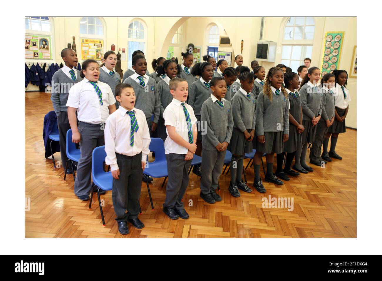 Der Schulchor .... Kingswood Primary schoolphotograph von David Sandison The Independent Stockfoto
