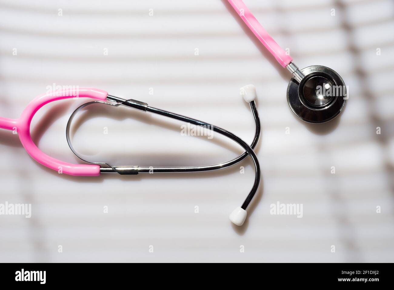 Pink Dual Head Stethoskop Arzt Werkzeugkasten mit Monitor Stockfoto