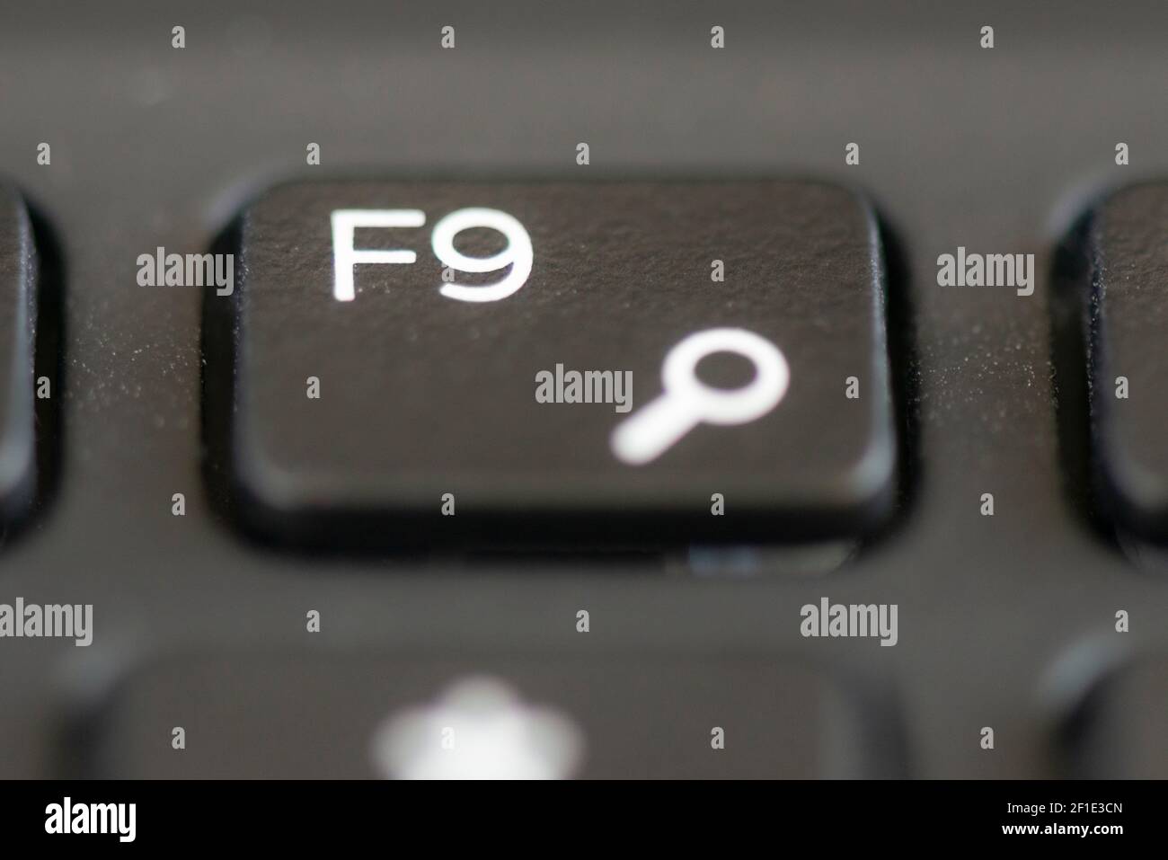 F9 und Zoom-Taste auf einer Laptop-Tastatur Stockfotografie - Alamy