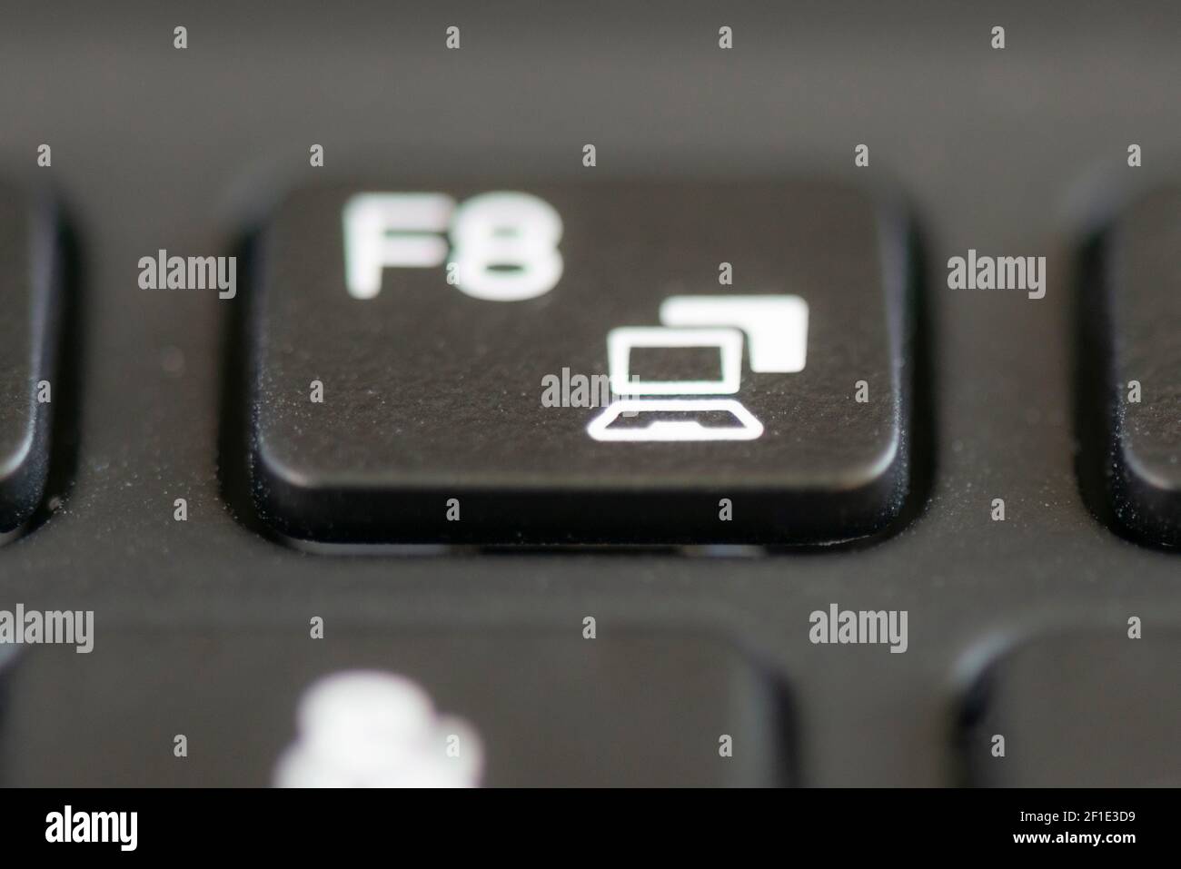 F8 und Share-Screen-Taste auf einer Laptop-Tastatur Stockfotografie - Alamy