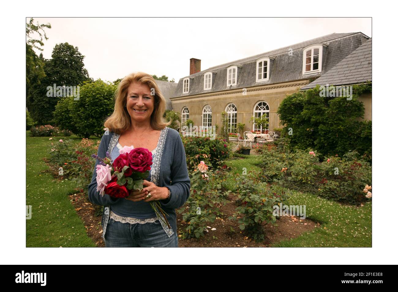 Danae Brook, Journalistin, betreibt das einzige Unternehmen im Land, das englische Rosen in chemisch freiem Land, meist im Freien, anbauen kann. Ihre Farm befindet sich in Little Horkesley in der Nähe von ColchesterFoto von David Sandison The Independent Stockfoto