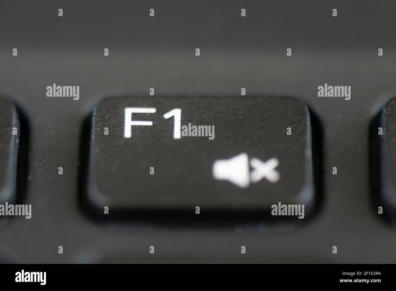 F1 und Stummschaltungstaste auf einer Laptop-Tastatur Stockfoto