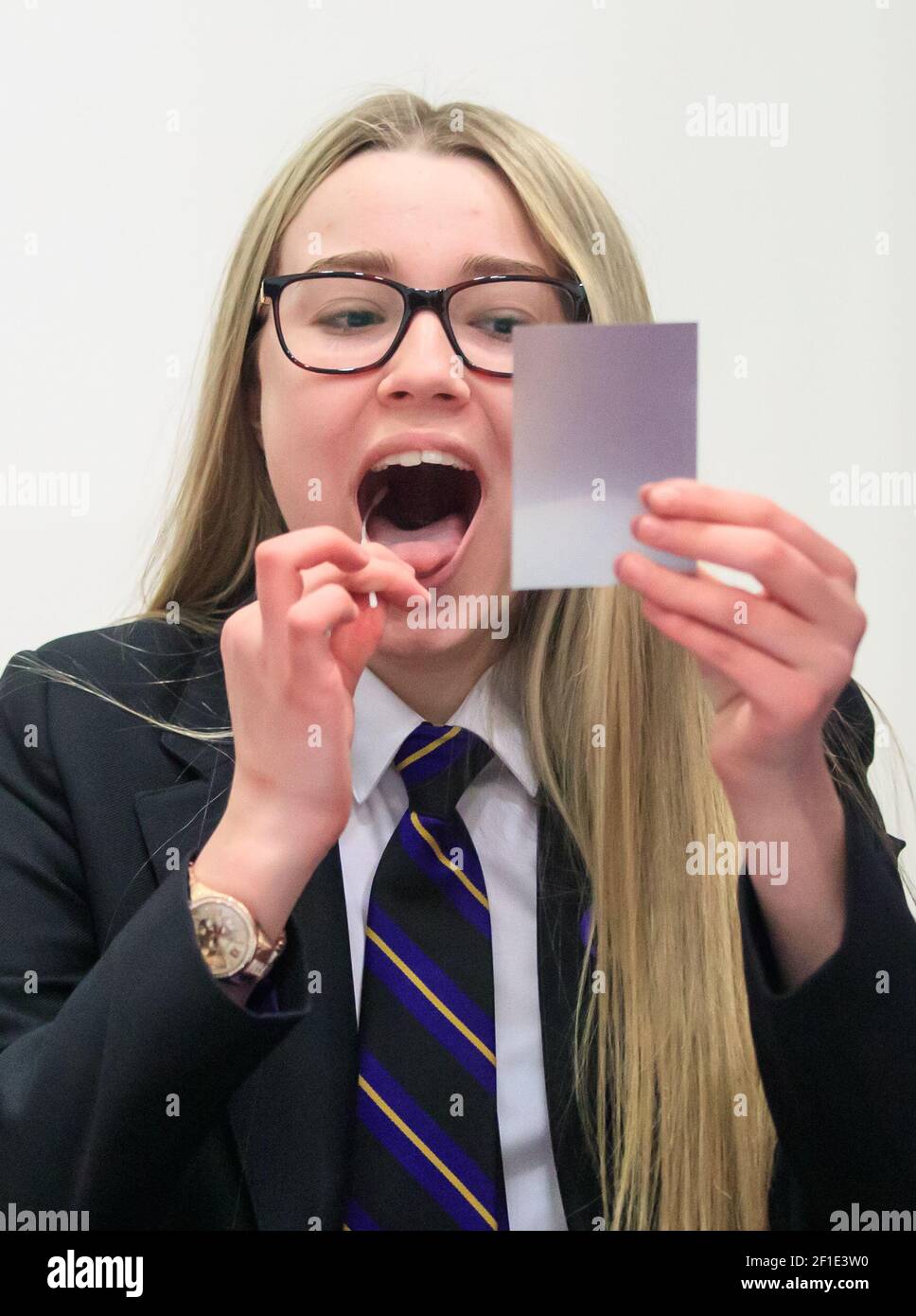 Erin Horn schaut in einen Spiegel, während er einen Lateral Flow Test macht, als Kinder in der Outwood Academy in Woodlands, Doncaster in Yorkshire, ankommen, während Schüler in England zum ersten Mal seit zwei Monaten im Rahmen der ersten Stufe der Lockerung zur Schule zurückkehren. Bilddatum: Montag, 8. März 2021. Stockfoto