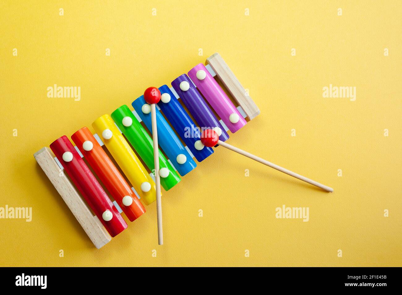 Mehrfarbiges Xylophon Musikinstrument isoliert auf gelbem Hintergrund Stockfoto