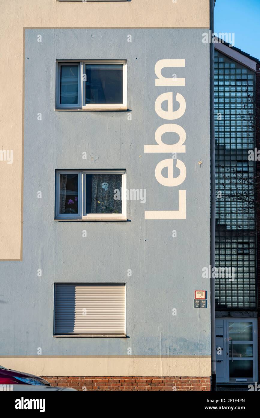 Wohngebäude, Mietwohnung, Fassade mit der Aufschrift Leben Leben, an der Adolf-Schmidt-Straße, Essen-Holsterhausen, Essen, NRW, Deutschland Stockfoto