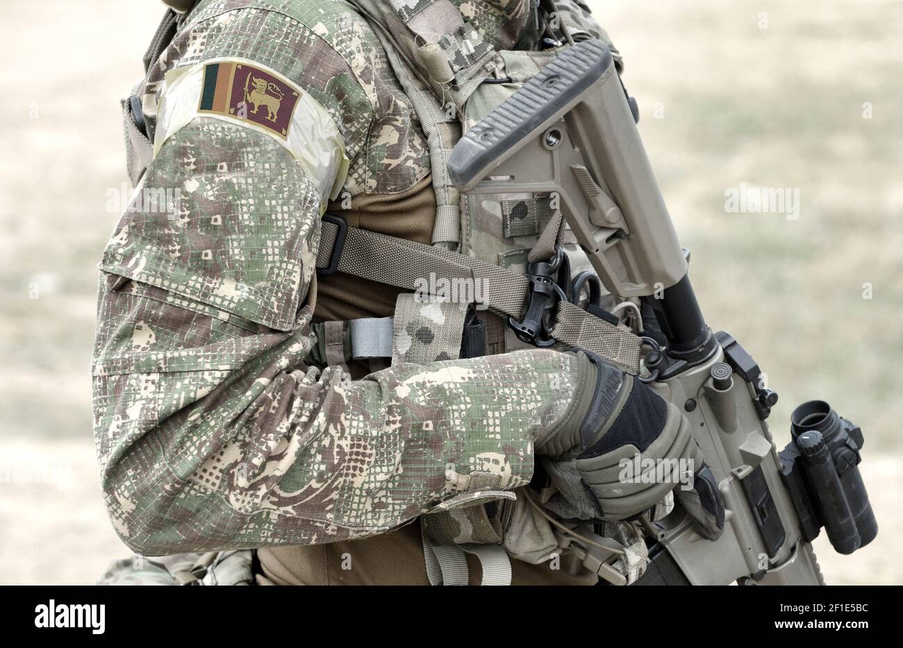 Soldat mit Sturmgewehr und Flagge Sri Lankas auf Militäruniform. Collage. Stockfoto