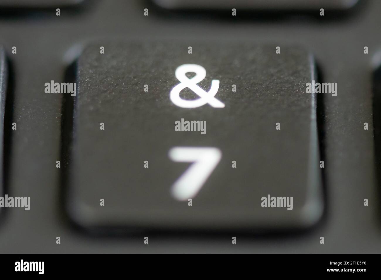 7 und die Ampersand-Taste auf einer Laptop-Tastatur Stockfotografie - Alamy