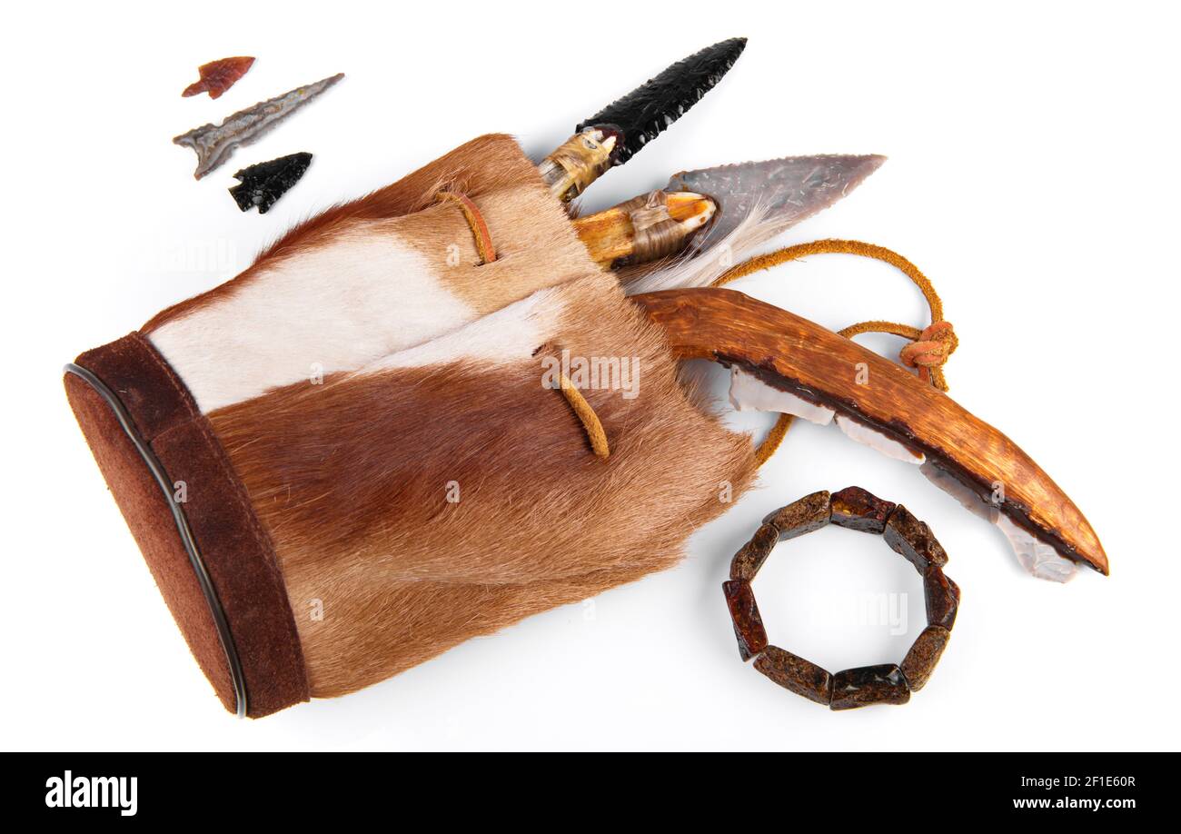 Steinzeit-Handtasche mit Cave Men Tools auf weißem Hintergrund Stockfoto