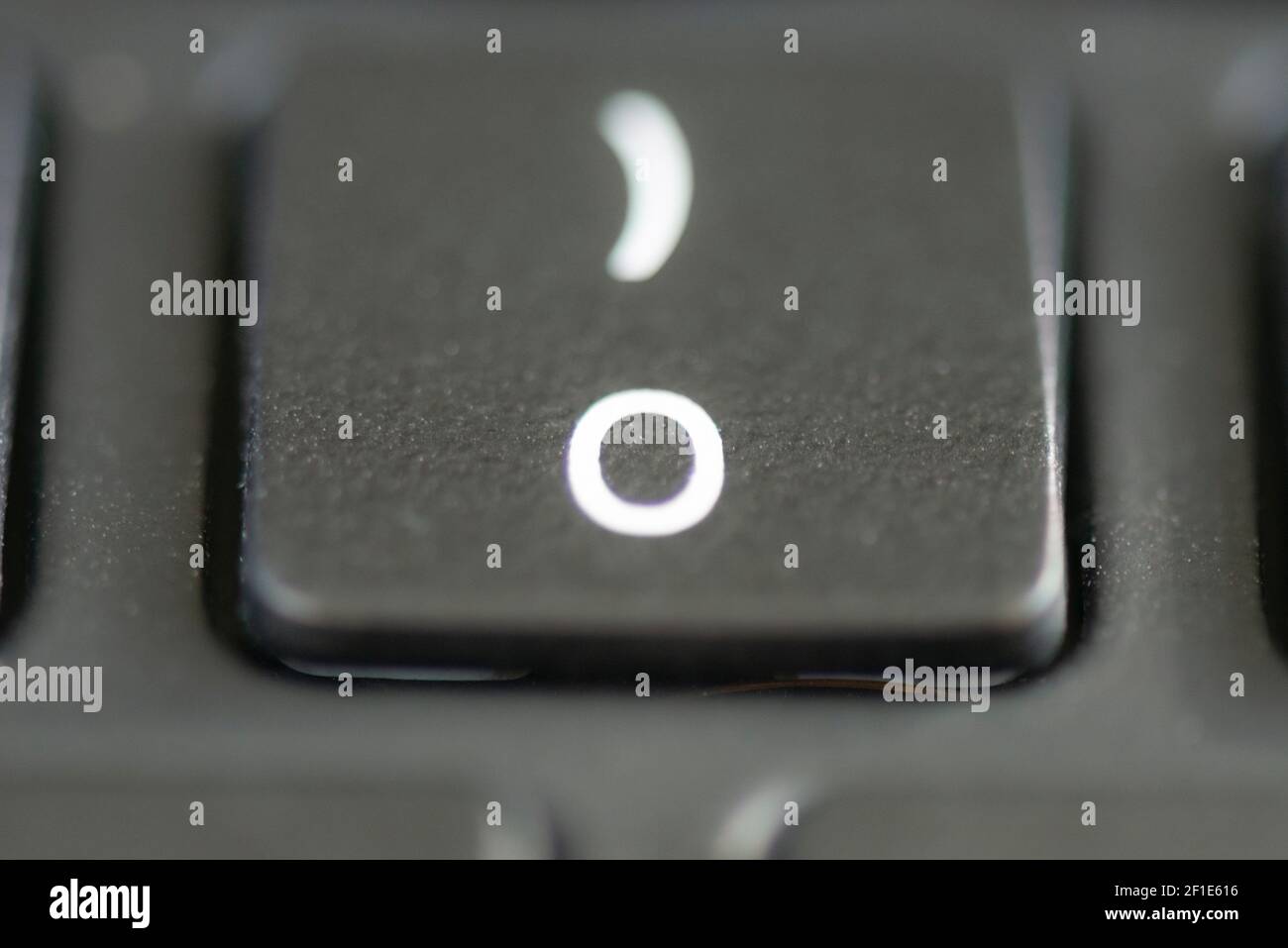0 und Klammer-Taste auf einer Laptop-Tastatur Stockfoto