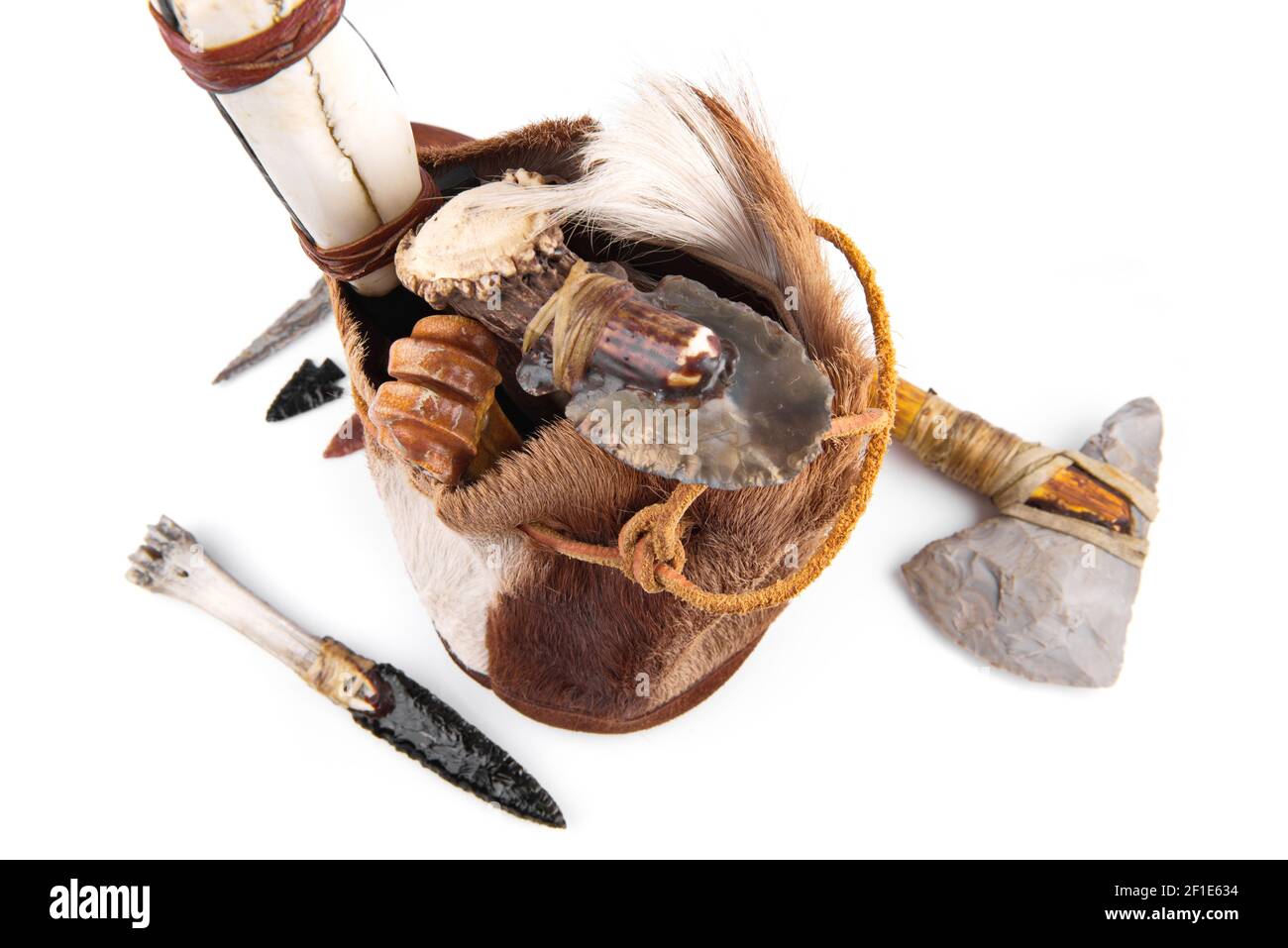 Steinzeit-Handtasche mit Cavemen Ax, Werkzeug und Messer auf weißem Hintergrund Stockfoto