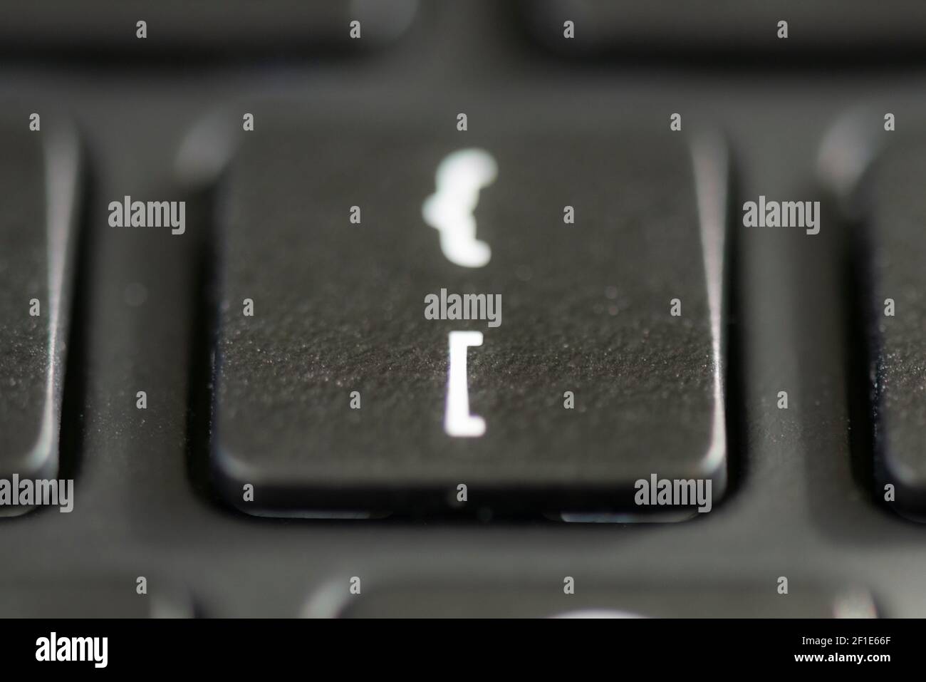 Eckige Klammer und geschweiften Klammerschlüssel auf einer Laptop-Tastatur  Stockfotografie - Alamy